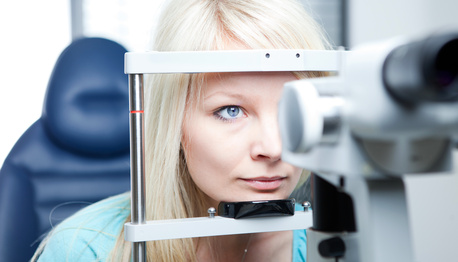 Jeune femme subissant un examen ophtalmologique